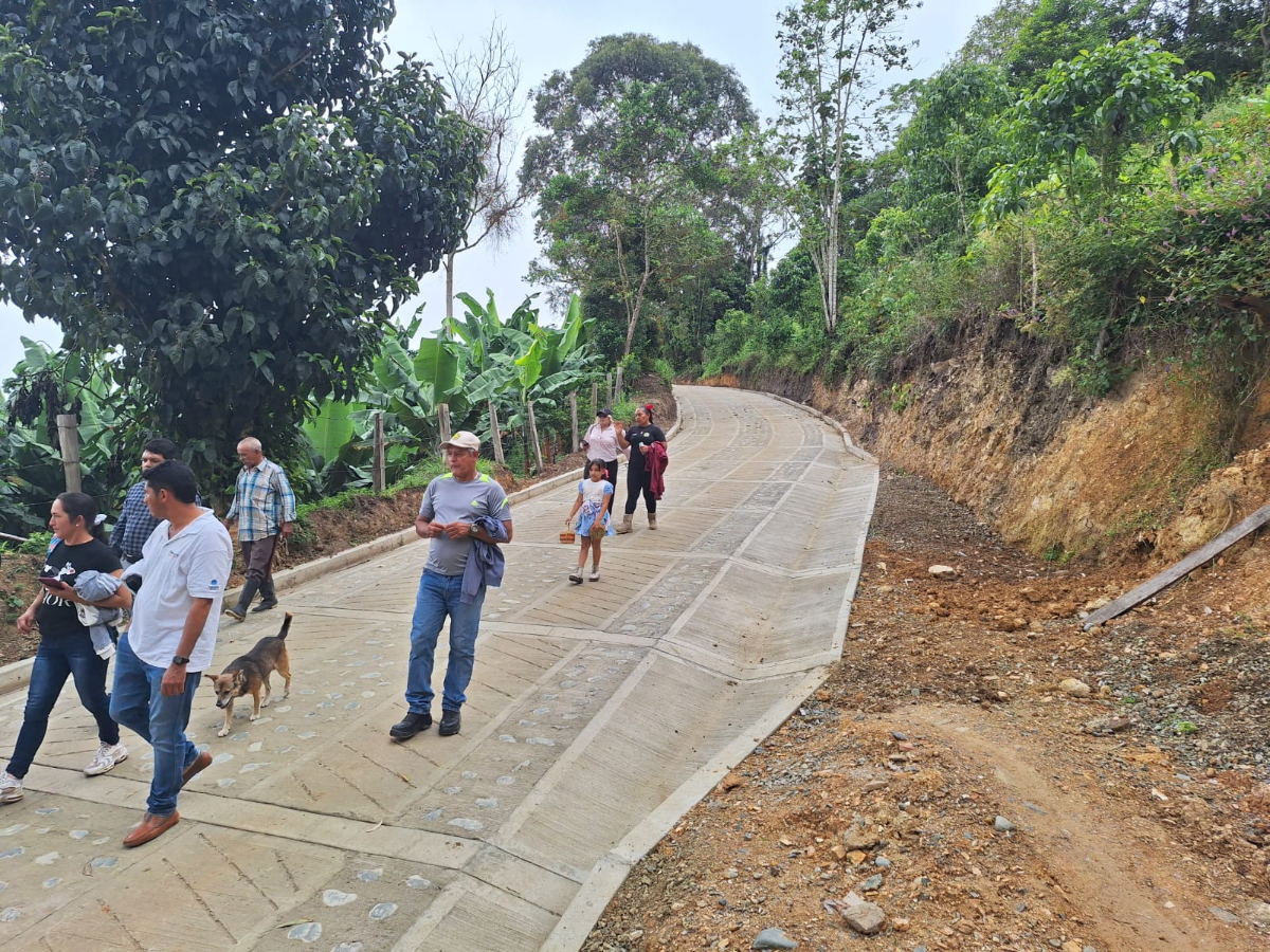 Fotografía Convenios de Caminos Comunitarios.